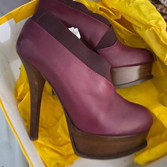 Worn once still in box Fendi Burgandy booties size 38 - Picture 3 of 5